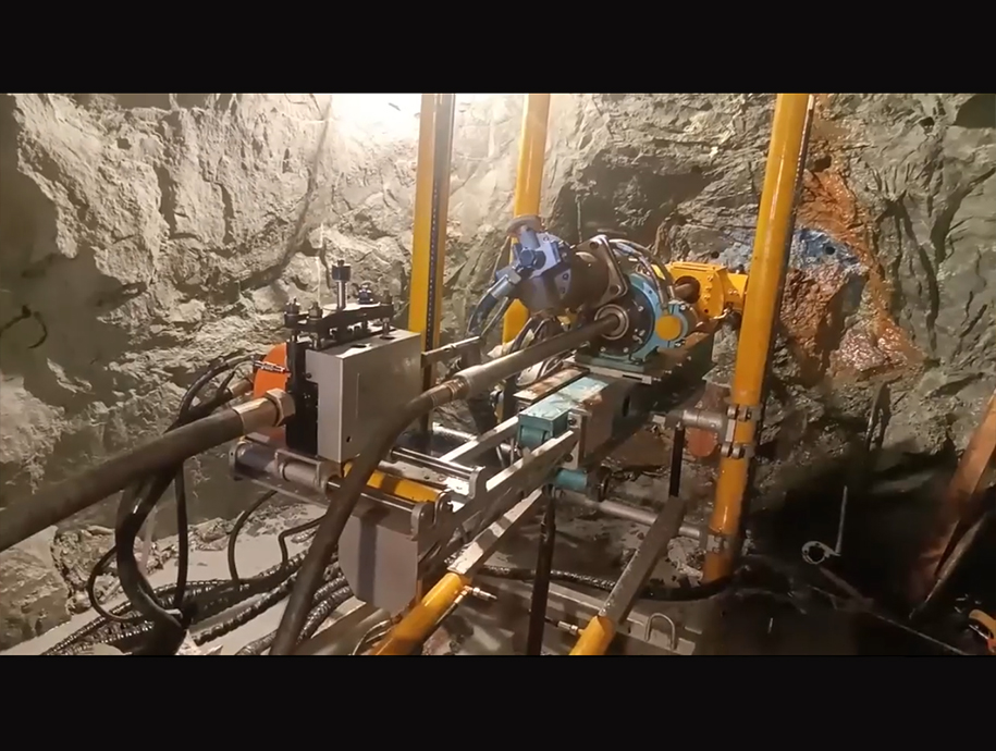 鋼索取芯 探礦鉆機 在河北匯巖工程 現場開機鉆探施工